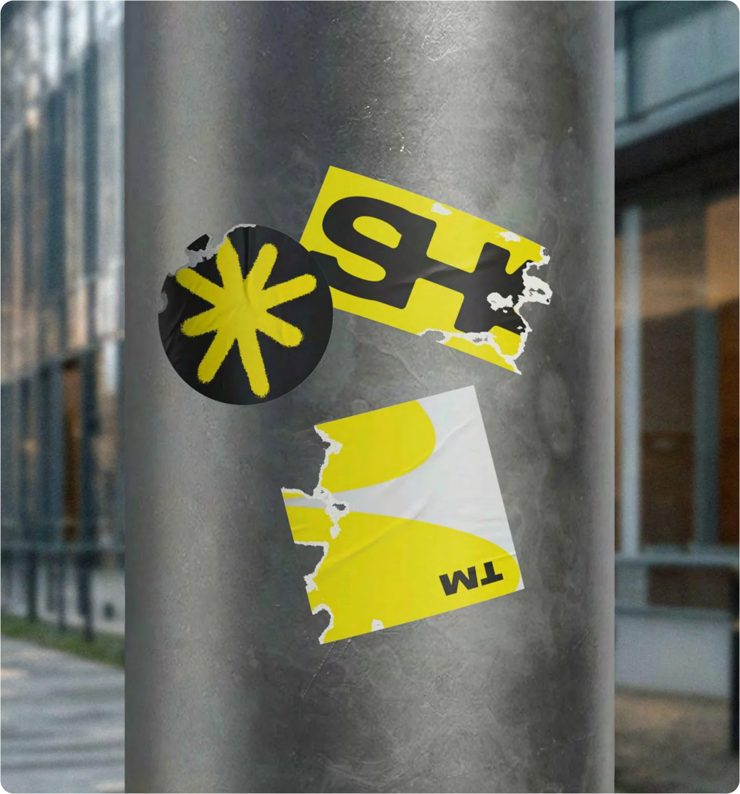 SHARDS Sticker an einem Laternenmast
