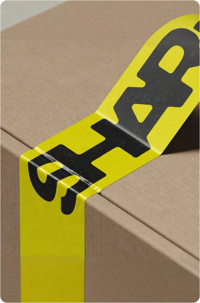 SHARDS Klebeband auf einem Paket
